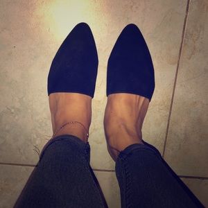 Black pointed toe mules